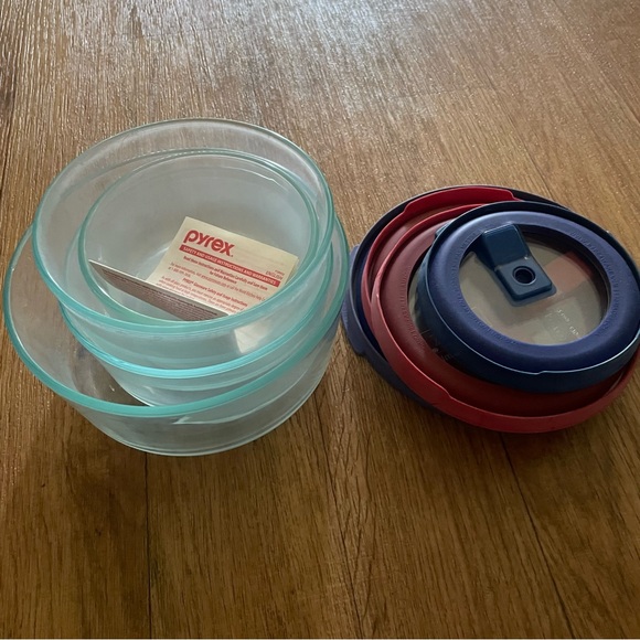 Pyrex Other - NWOT Set of 4 Pyrex Bowls with Steamer Lids
